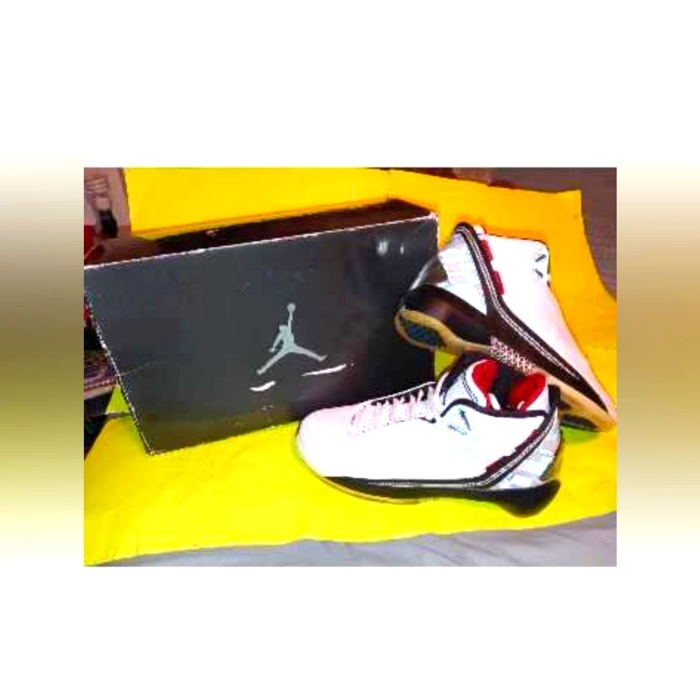 Extremely rare Nike Jordan 22 sneakers! New with box old stock size 5